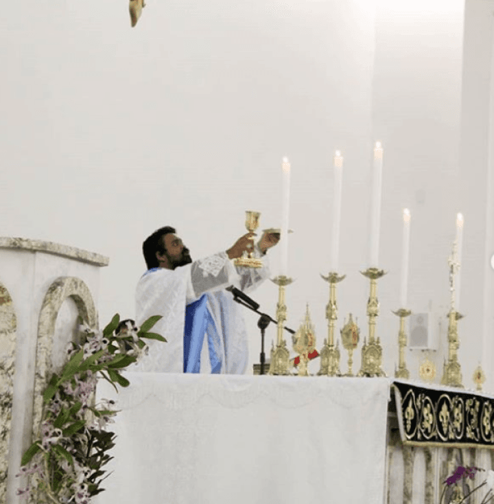 Imagem da paróquia com conjunto de castiçais de vela