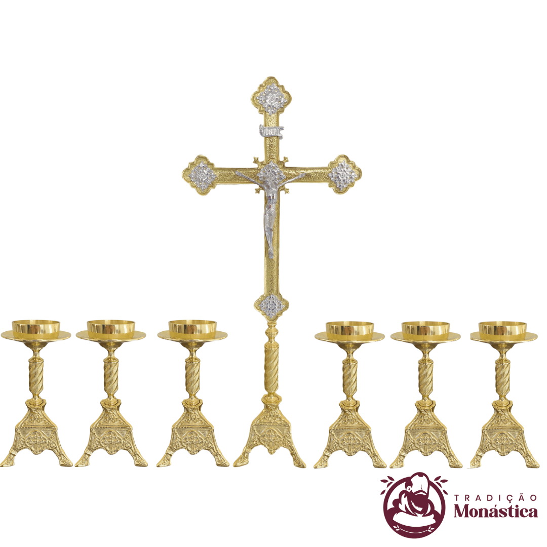 Conjunto de Castiçal de Vela e Cruz para Altar - Exclusivo - Bronze Conjunto de Castiçal de Vela e Cruz para Altar - Exclusivo - Bronze
